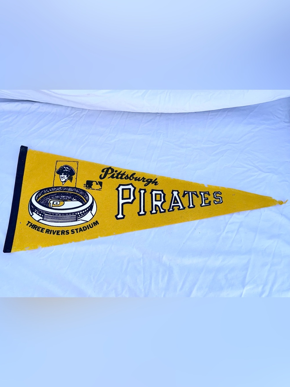 Vintage 1970โs Pittsburgh Pirates Three Rivers Stadium Pennant Flag Authentic